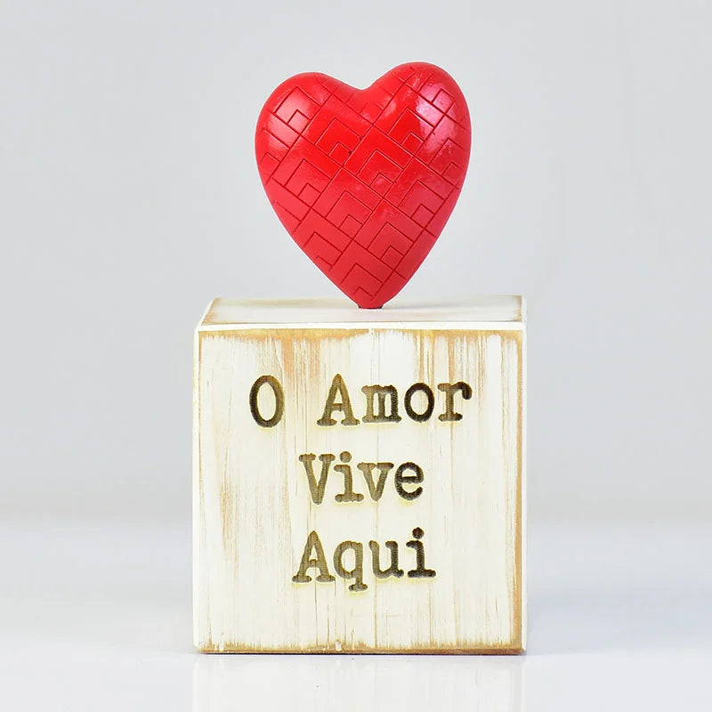 Enfeite O Amor Vive Aqui em Madeira - DoceLar Loja