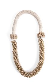 COLAR DECORATIVO EM CONCHAS E CORDA DE ALGODAO