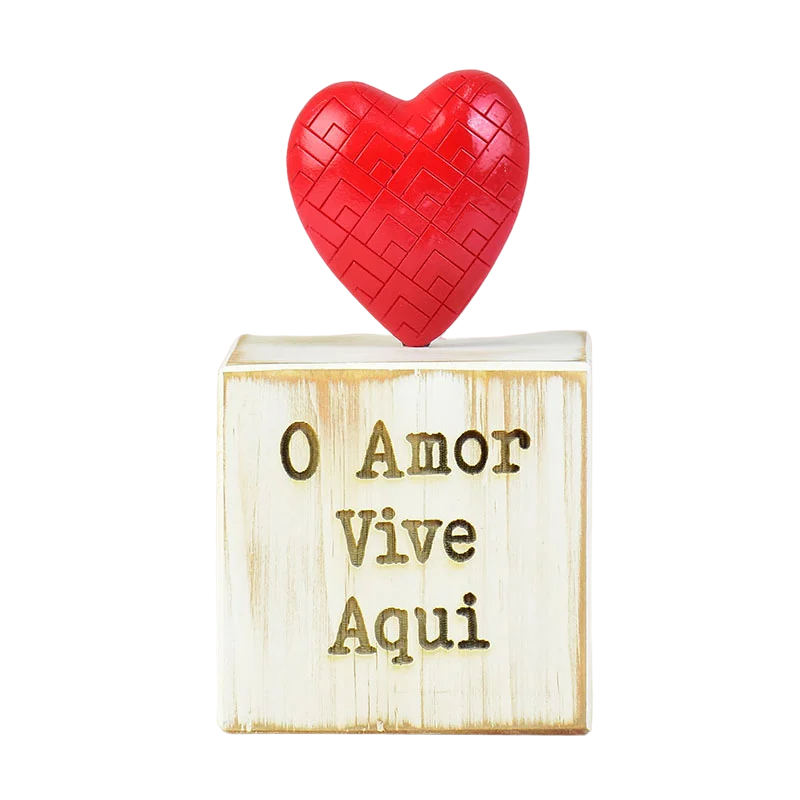 Enfeite O Amor Vive Aqui em Madeira - DoceLar Loja